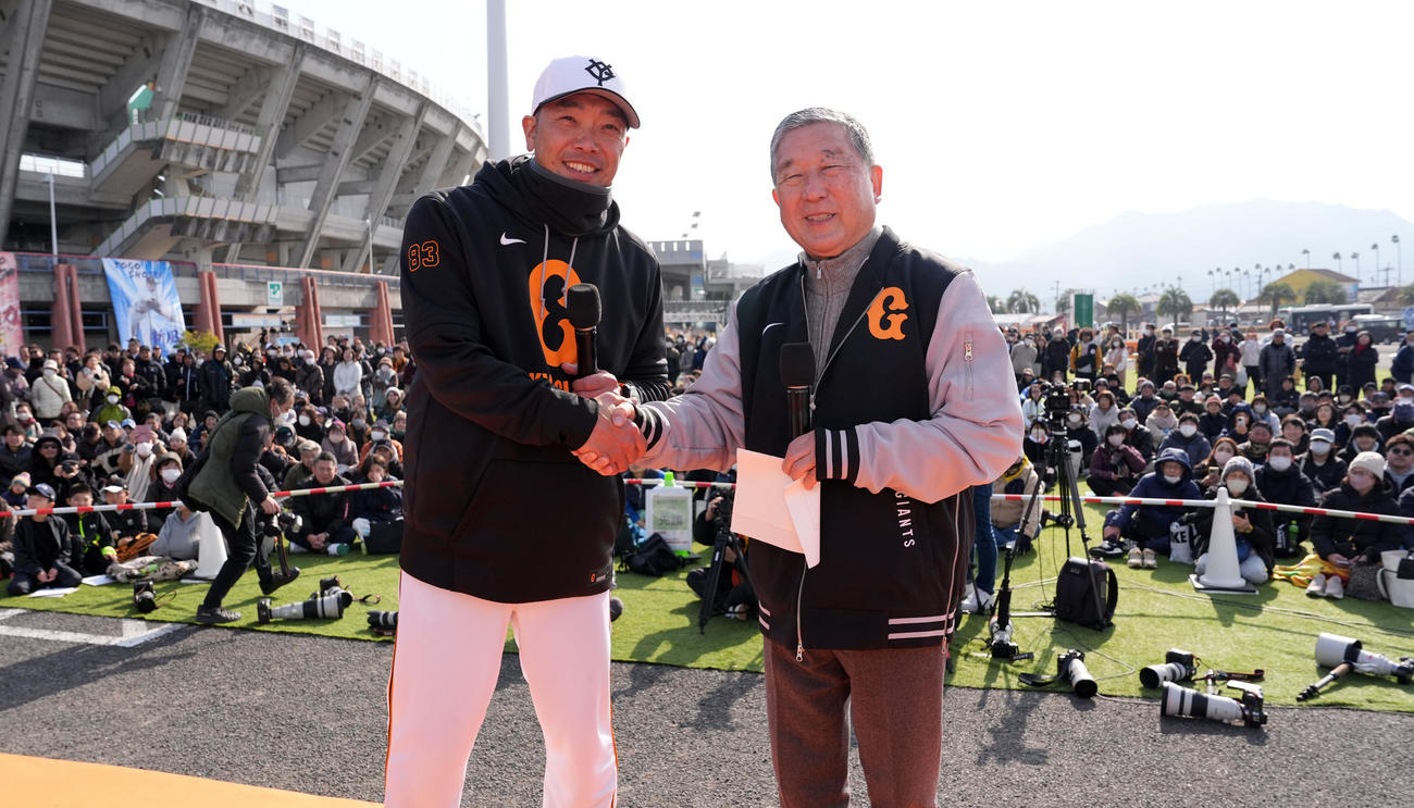 徳光アナ（右）とトークショーを行った巨人阿部監督（撮影・たえ見朱実）