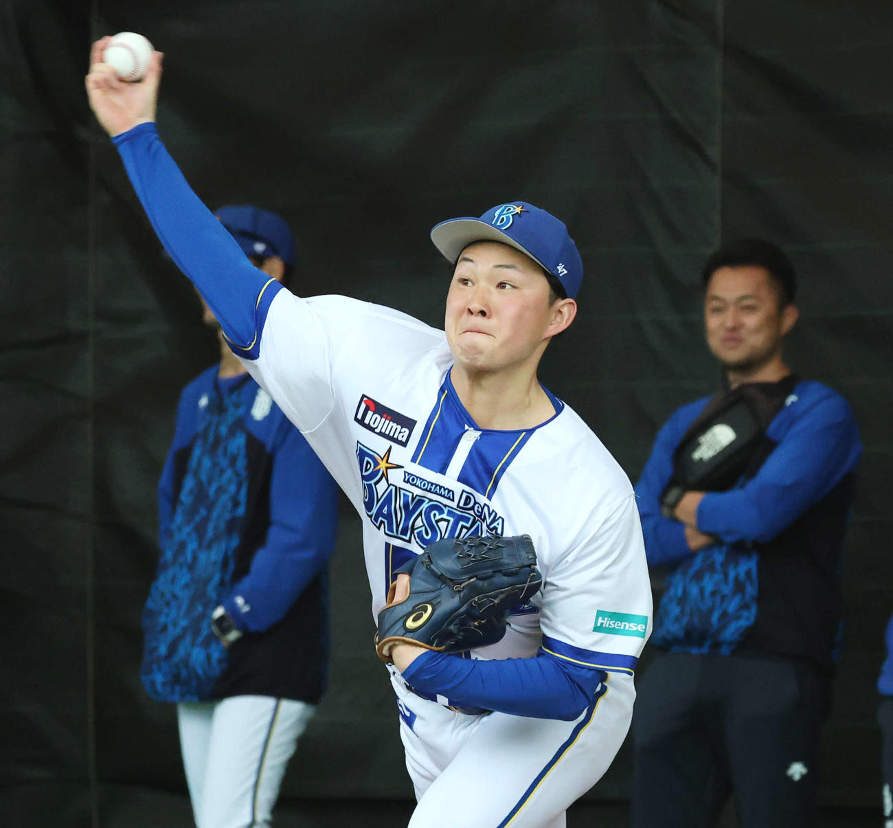 ブルペンで投球練習するDeNA竹田（撮影・鈴木正人）