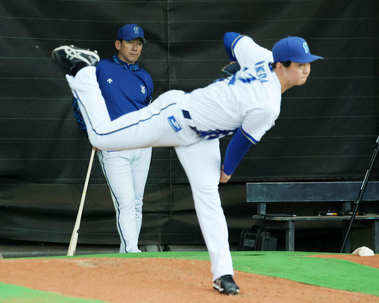 ブルペンで投球練習するDeNA竹田を見つめる三浦監督（撮影・鈴木正人）