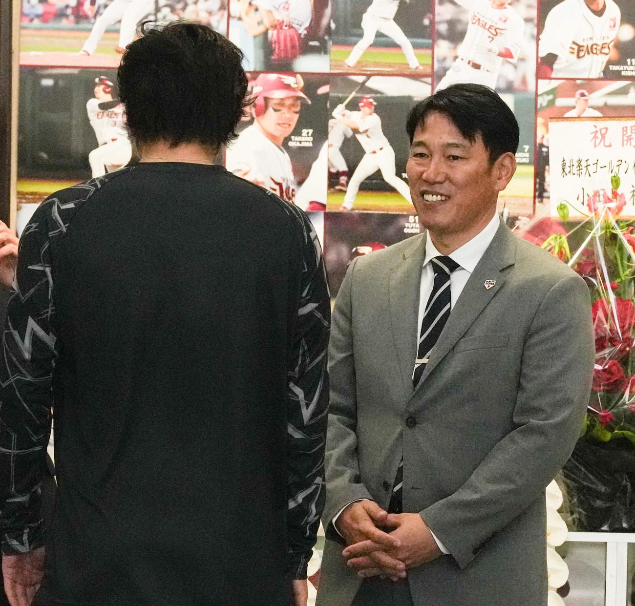 侍ジャパン井端監督（右）にあいさつする早川（撮影・鈴木みどり）