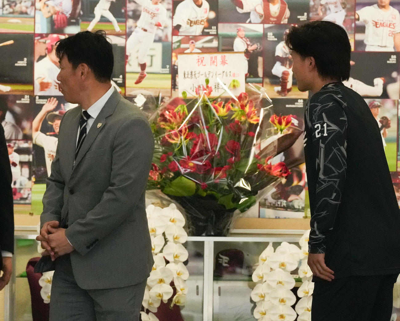 侍ジャパン井端監督（左）にあいさつする早川（撮影・鈴木みどり）
