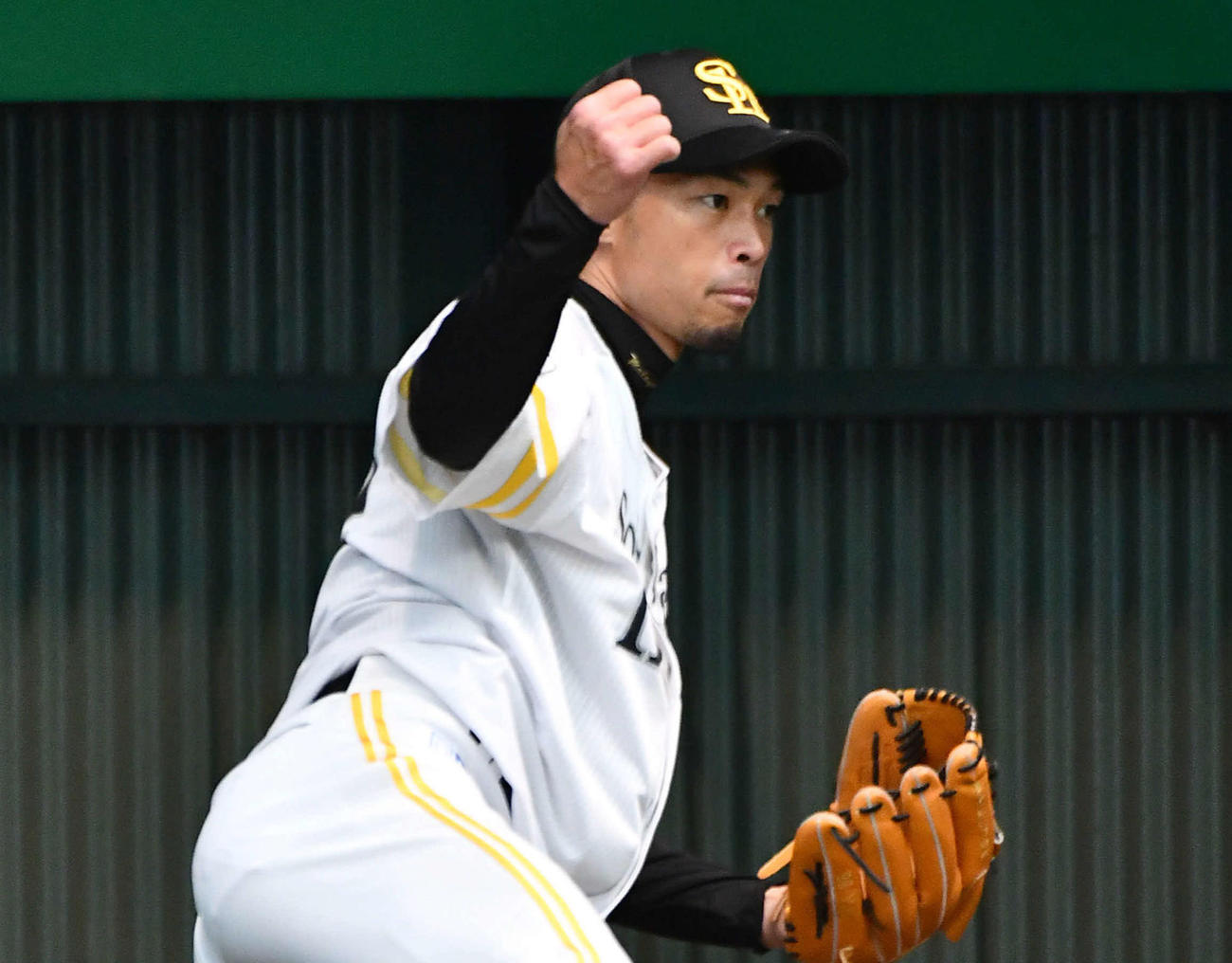 ブルペンで力投するソフトバンク又吉（撮影・岩下翔太）