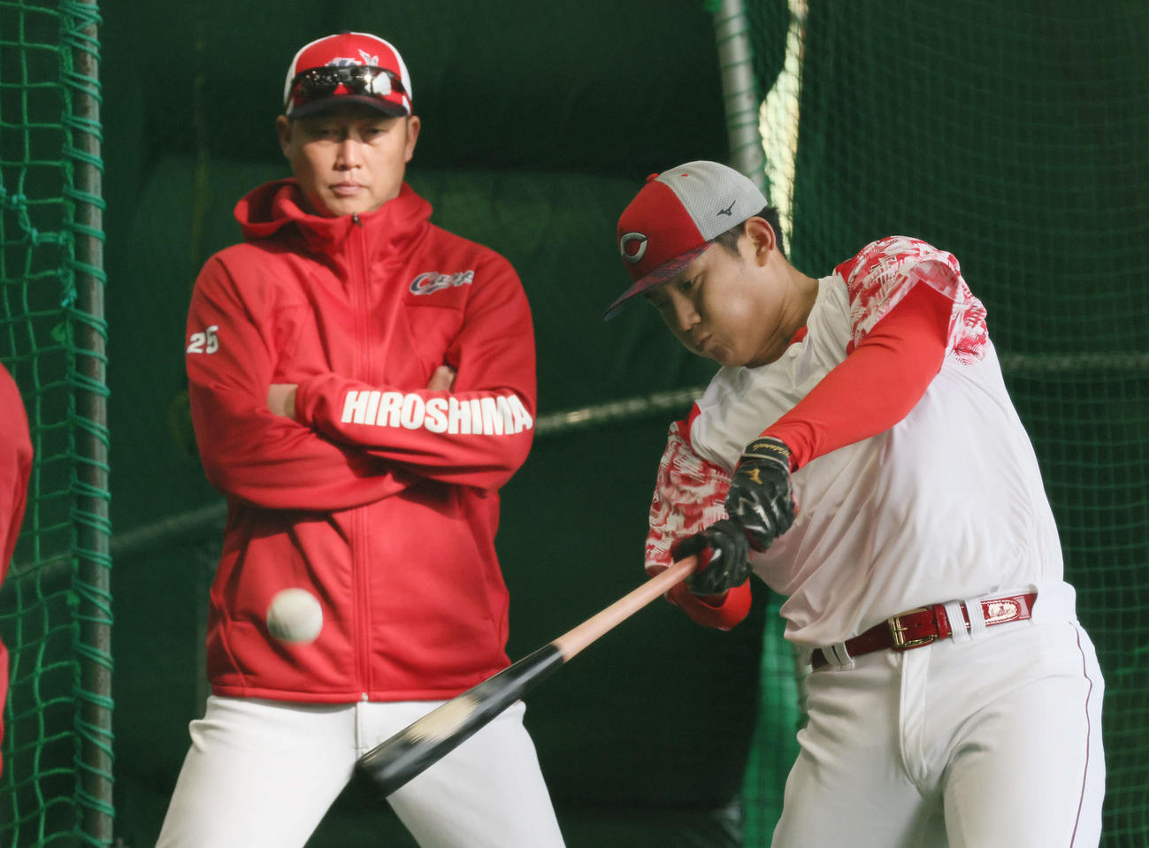 室内練習場で広島ドラフト4位の渡辺に打撃指導する新井監督（左）（撮影・加藤孝規）