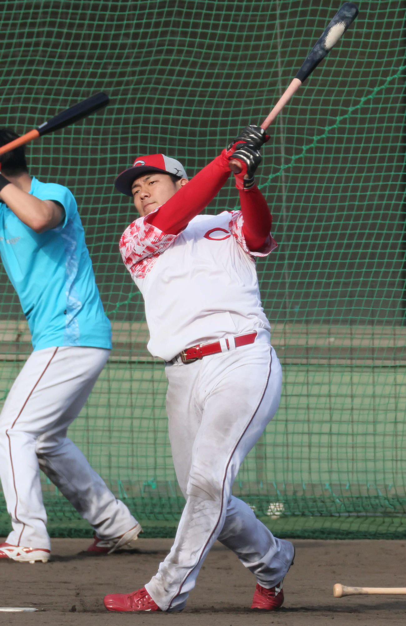 ロングティーを行う広島ドラフト4位の渡辺（撮影・加藤孝規）