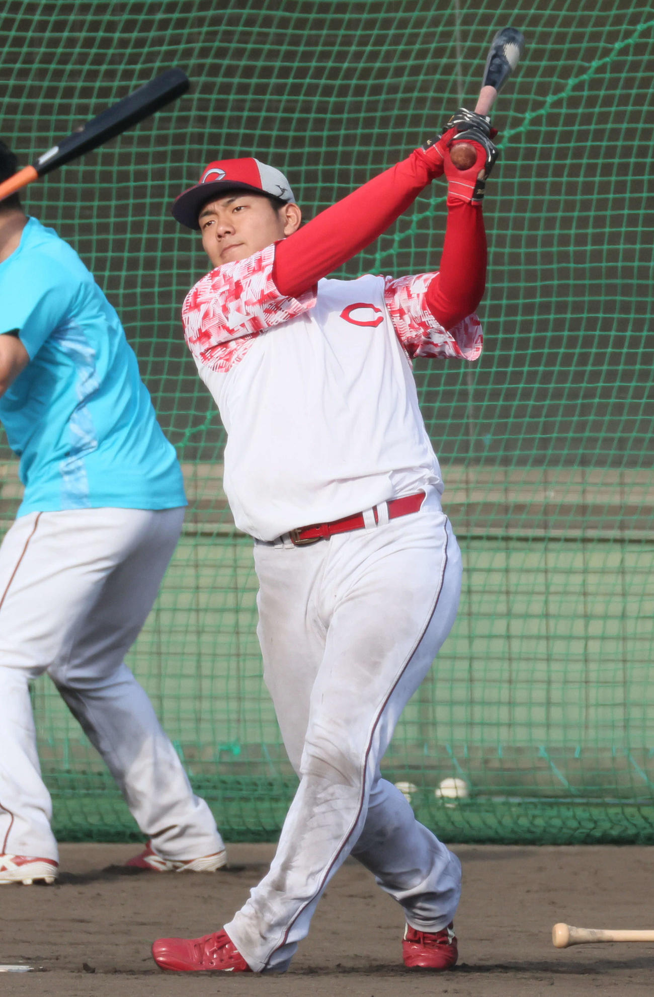 ロングティーを行う広島ドラフト4位の渡辺（撮影・加藤孝規）