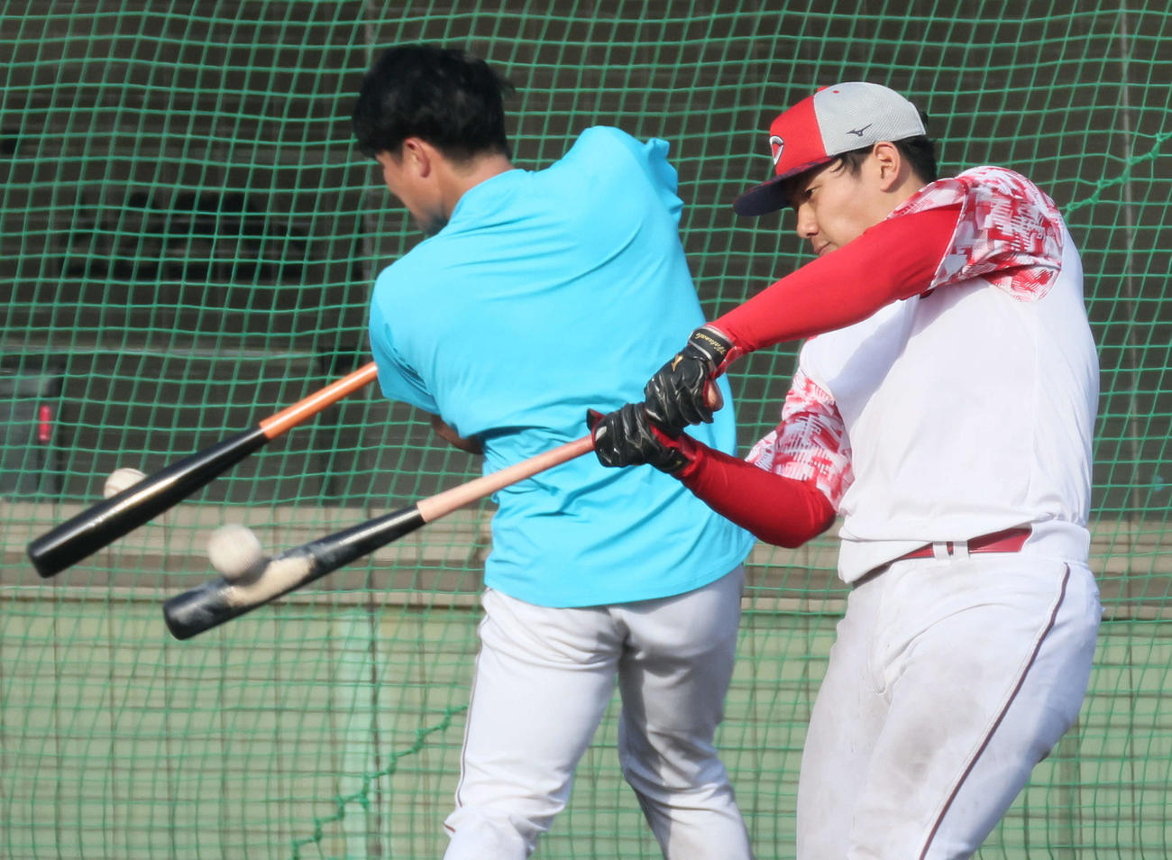 ロングティーを行う広島ドラフト4位の渡辺（撮影・加藤孝規）