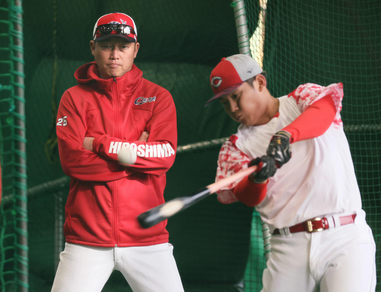 室内練習場で広島ドラフト4位の渡辺に打撃指導する新井監督（左）（撮影・加藤孝規）