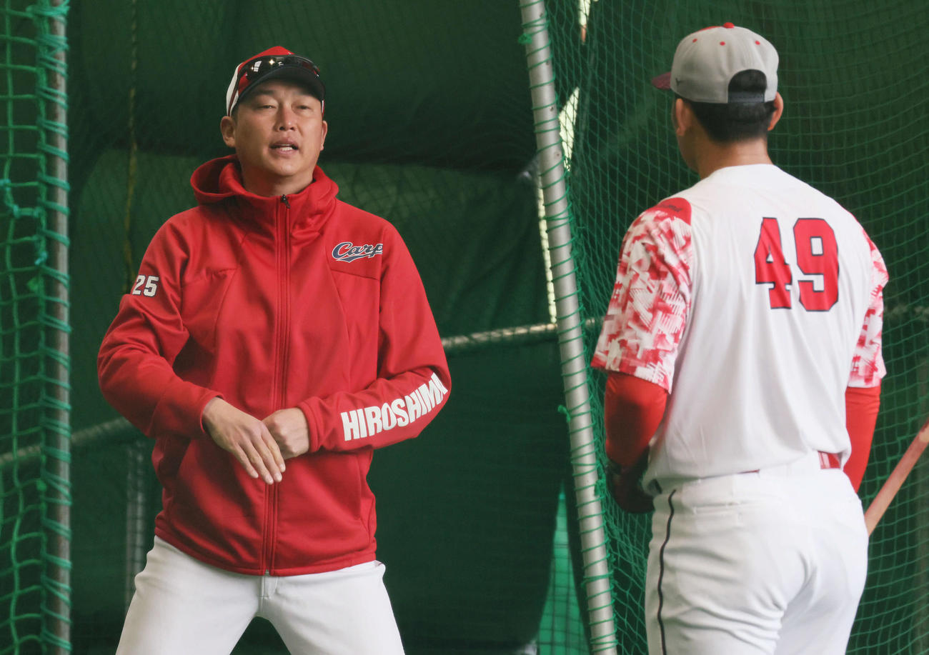 室内練習場で広島ドラフト4位の渡辺に打撃指導する新井監督（左）（撮影・加藤孝規）