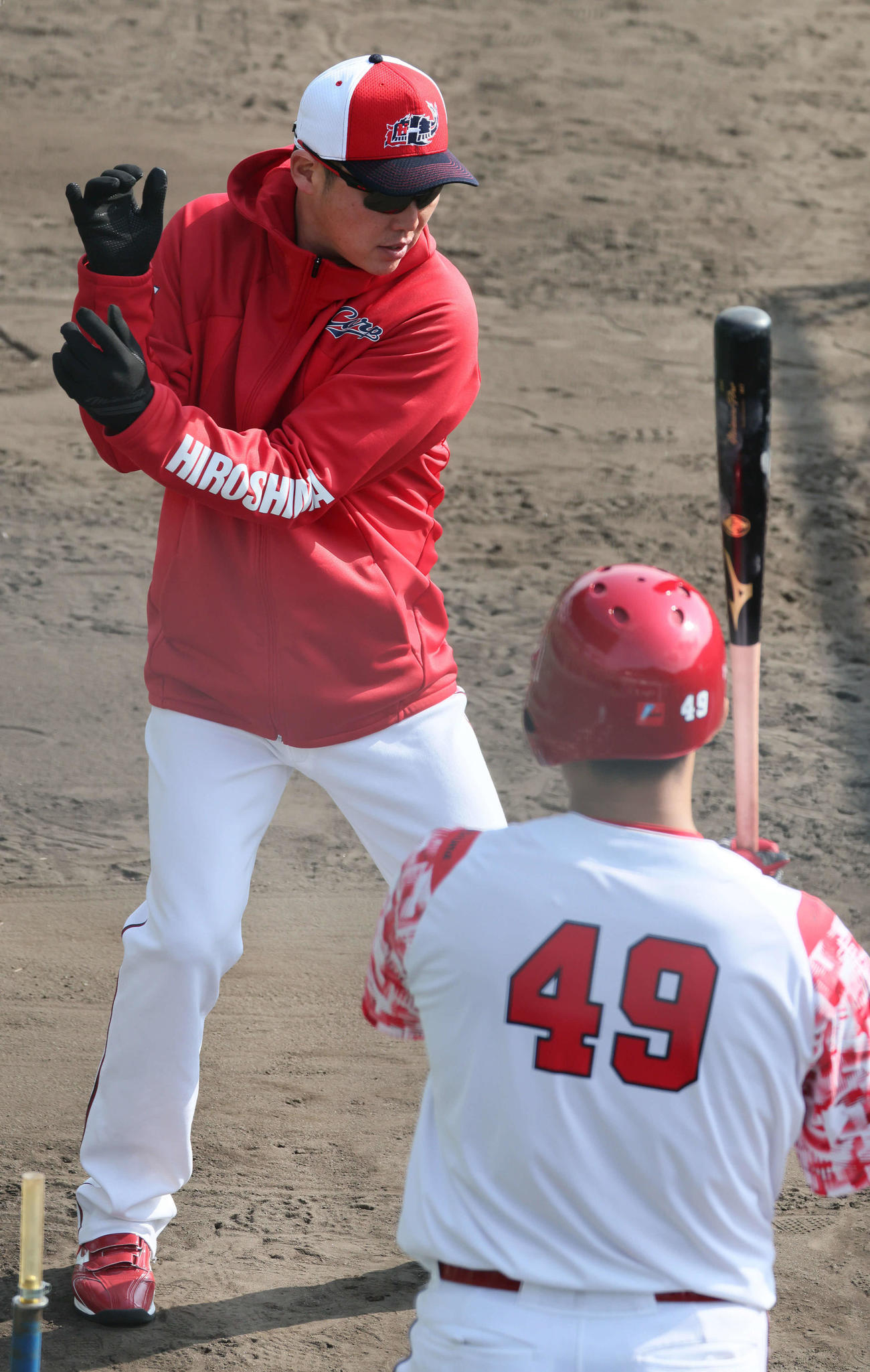 午後も広島ドラフト4位の渡辺に打撃指導する新井監督（左）（撮影・加藤孝規）