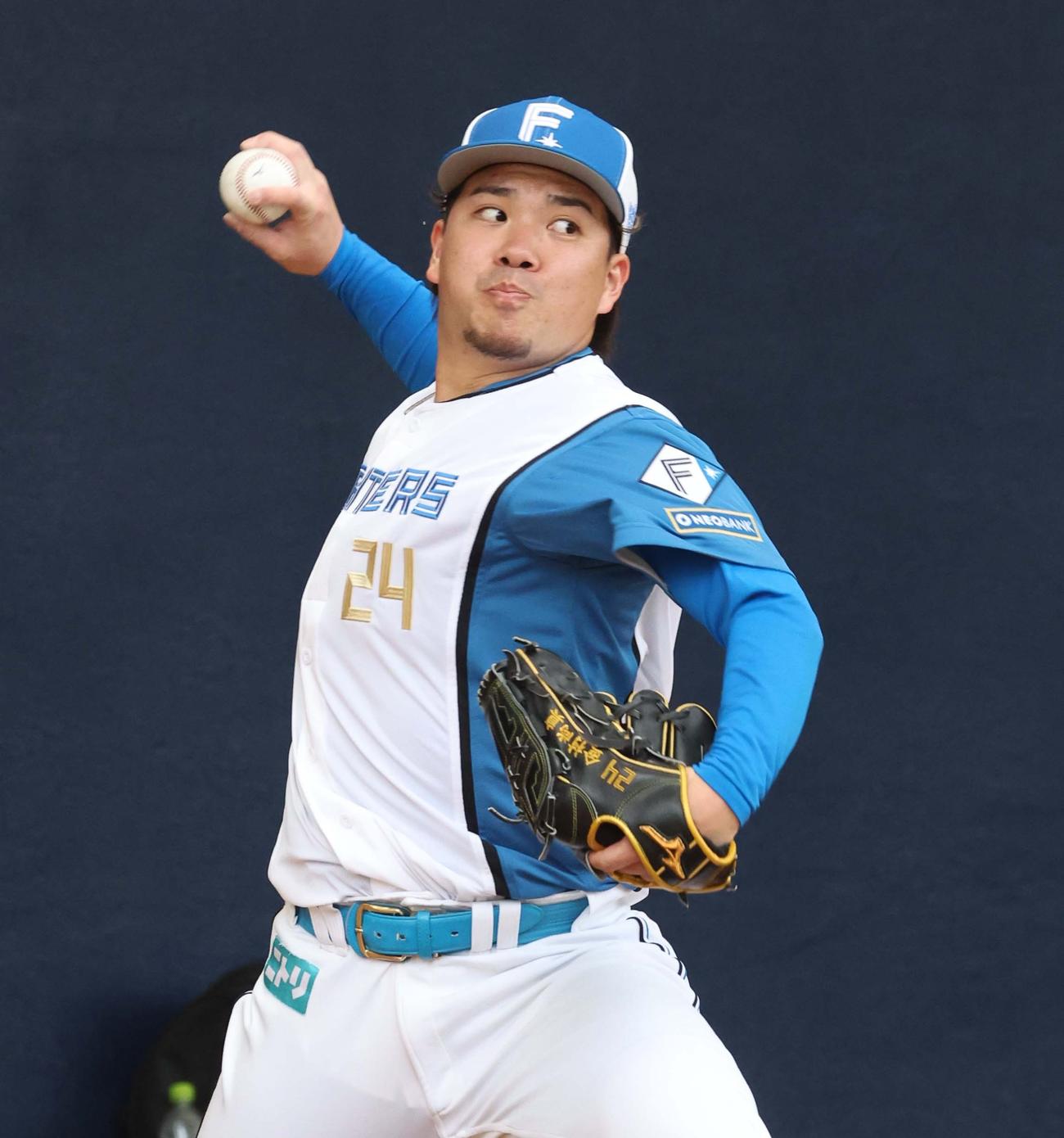 ブルペンで投球する日本ハム金村（撮影・黒川智章）