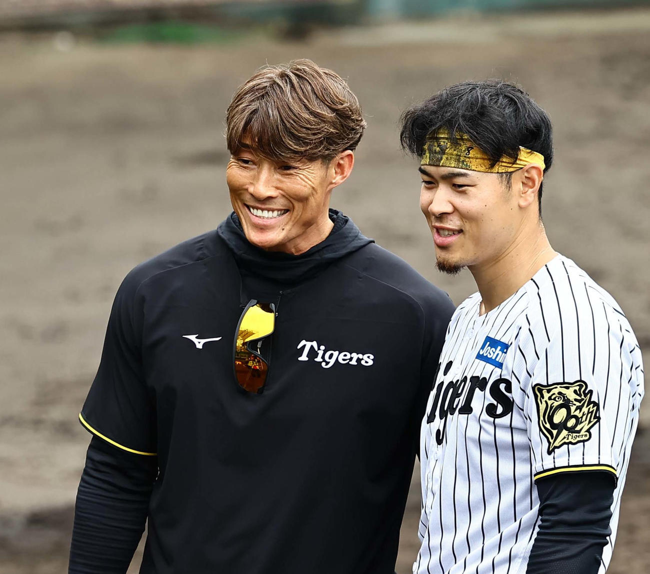 2日、佐藤輝明（右）に指導する臨時コーチの糸井SA