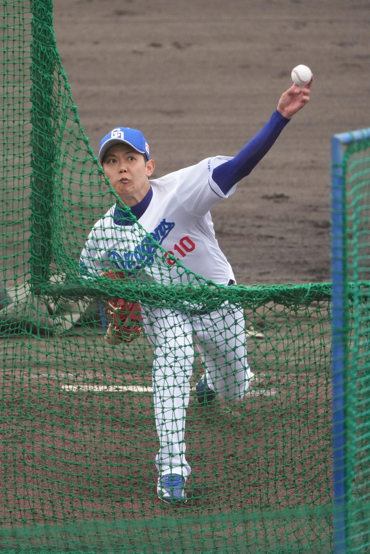 打撃投手を務める岡田（撮影・森本幸一）