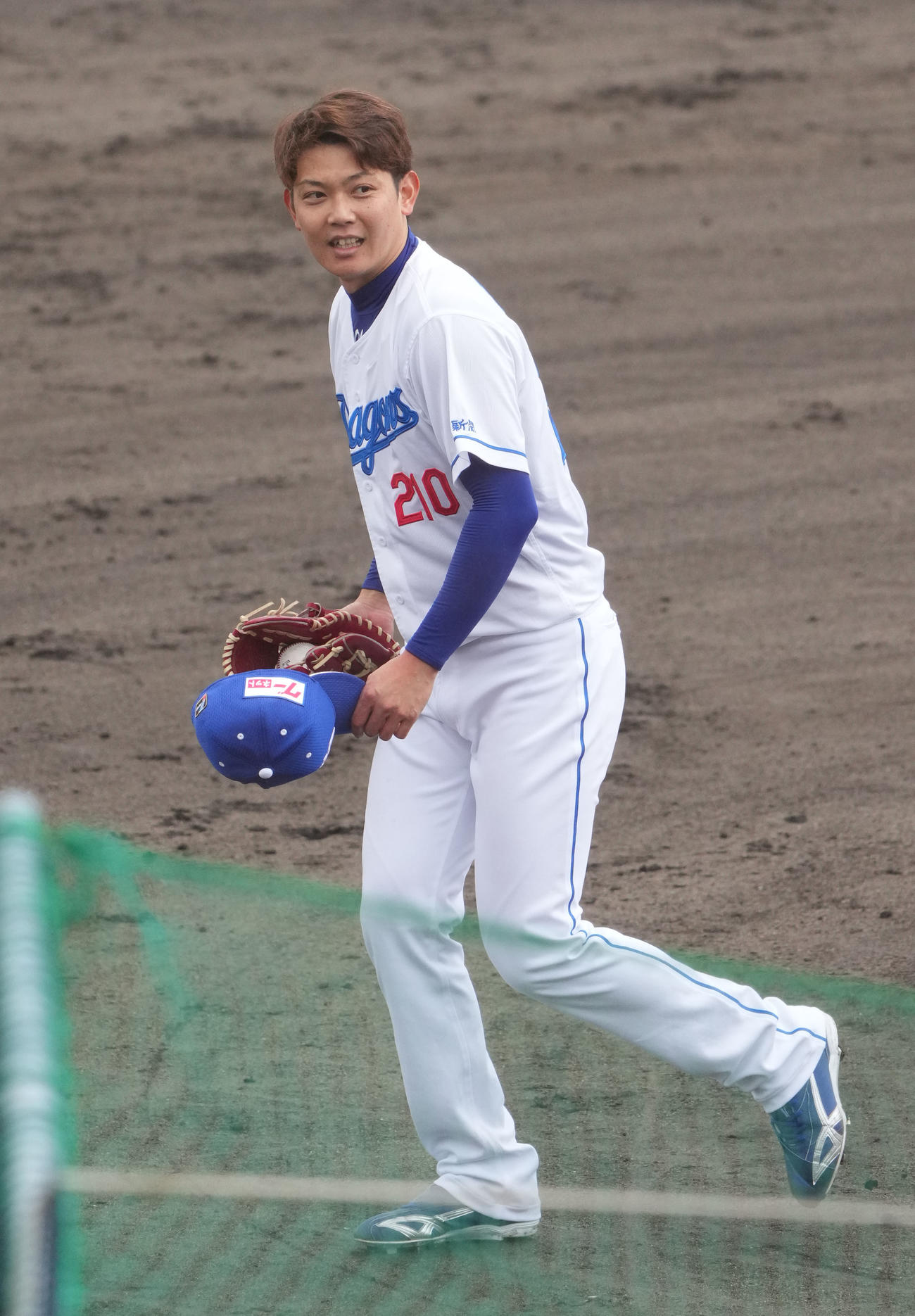 打撃投手を終え引き揚げる岡田（撮影・森本幸一）