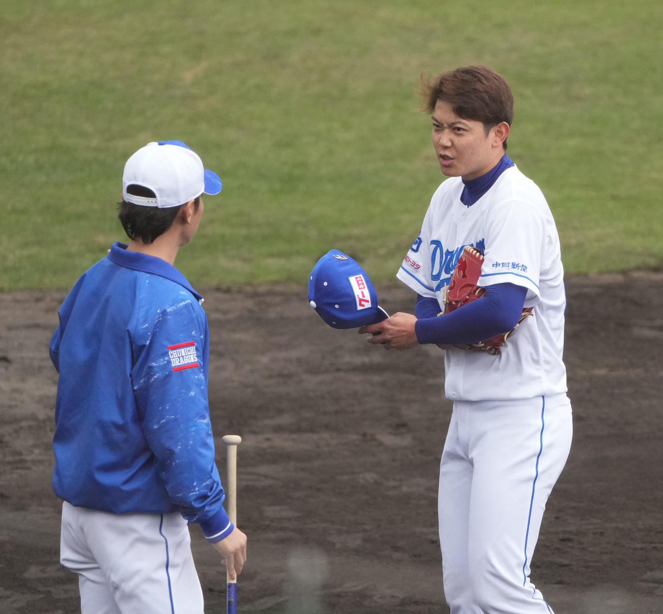 打撃投手の登板を終え浅尾投手コーチと言葉を交わす岡田（右）（撮影・森本幸一）