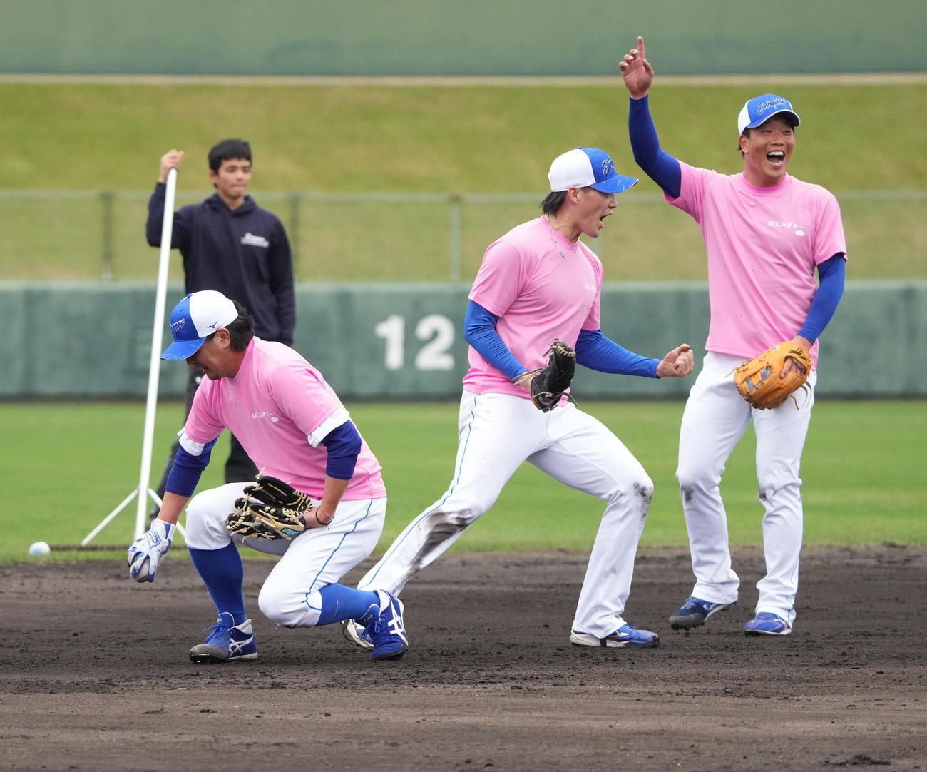 井上監督のノックにおそろいのTシャツで挑む、手前・左から涌井、斎藤、柳（撮影・森本幸一）