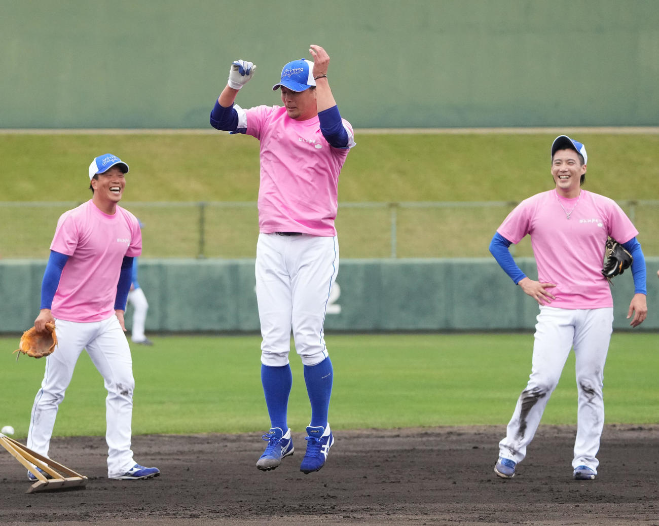 井上監督のノックで後逸し罰則ジャンプをする涌井（中央）（撮影・森本幸一）