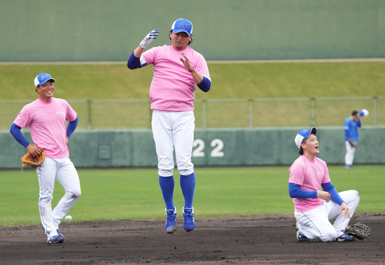 井上監督のノックで後逸し罰則ジャンプをする涌井（中央）（撮影・森本幸一）
