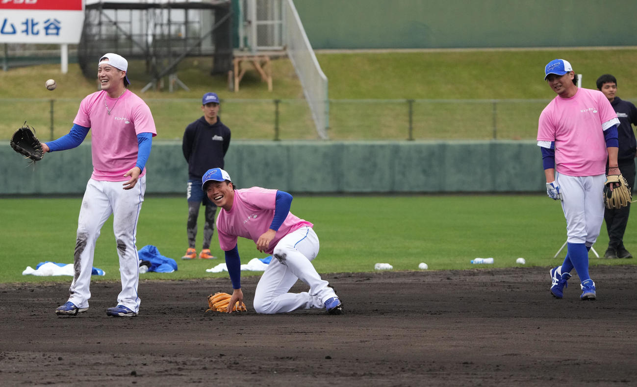 井上監督のノックにおそろいのTシャツで挑む、手前・左から斎藤、柳、涌井（撮影・森本幸一）