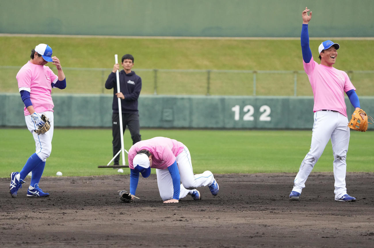 井上監督のノックにおそろいのTシャツで挑む、手前・左から涌井、斎藤、柳（撮影・森本幸一）
