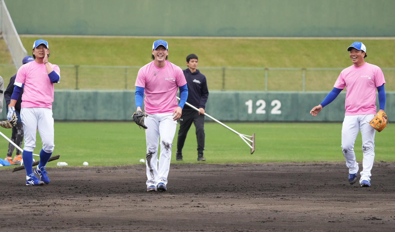 井上監督のノックにおそろいのTシャツで挑む、手前・左から涌井、斎藤、柳（撮影・森本幸一）