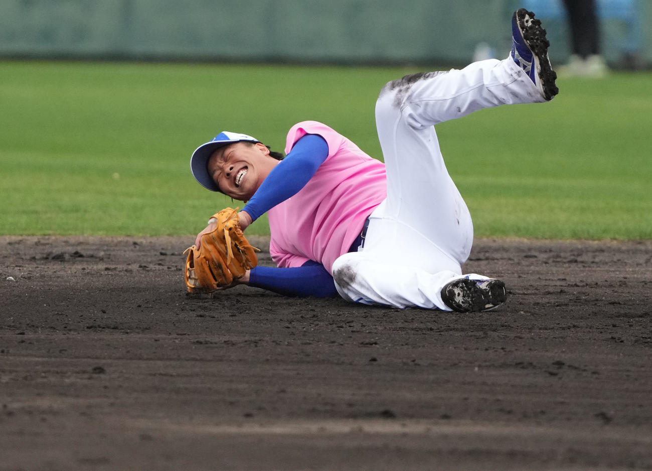 井上監督のノックを受ける柳（撮影・森本幸一）