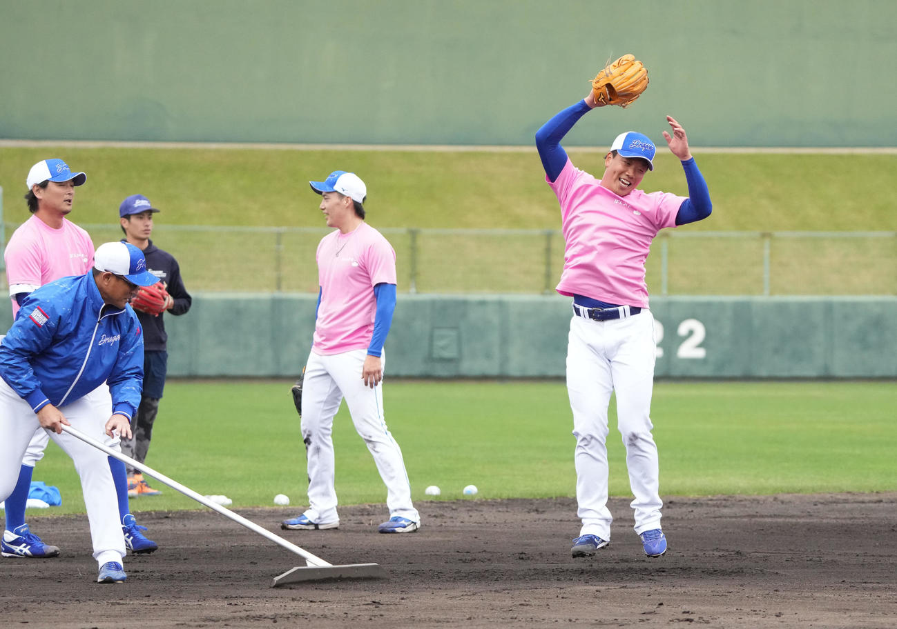 井上監督のノックで後逸し罰則ジャンプをする柳（右）（撮影・森本幸一）