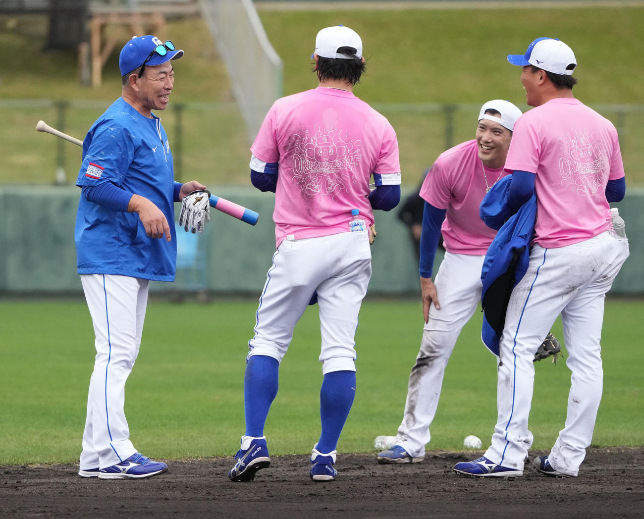 ノックを受けた投手陣と言葉を交わす井上監督（左）（撮影・森本幸一）
