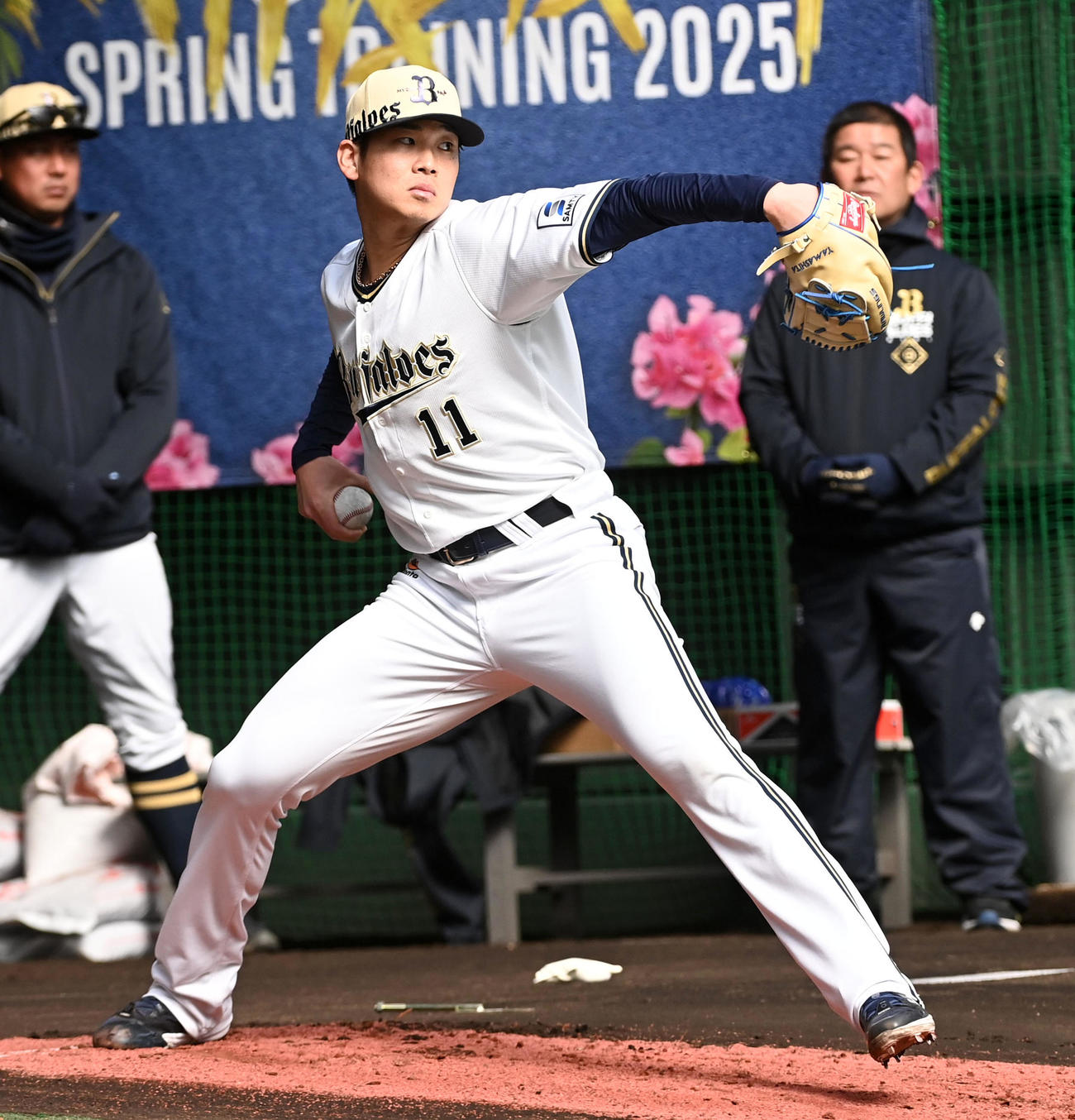 ブルペンで投球練習を行うオリックス山下（撮影・前岡正明）