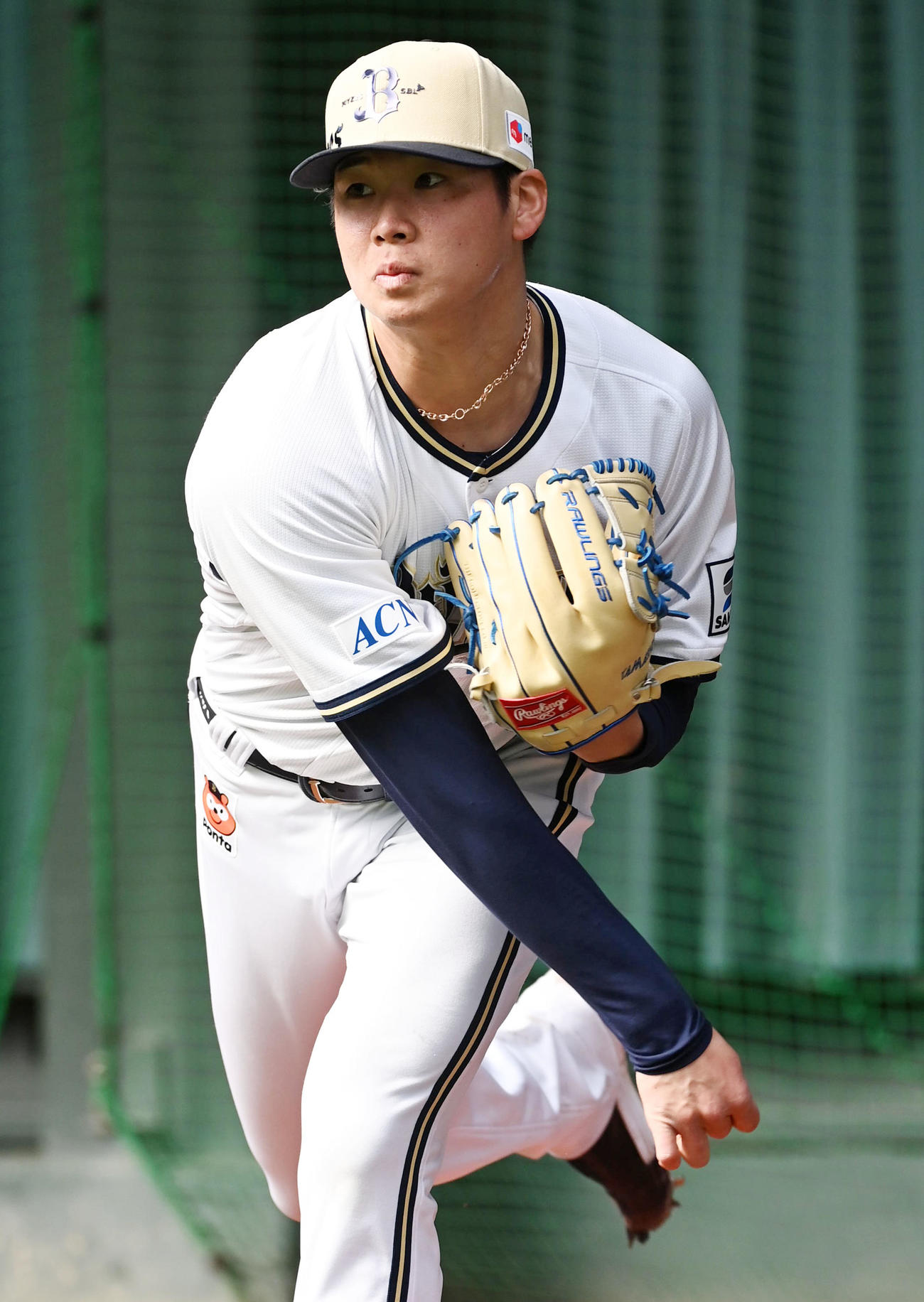 ブルペンで投球練習を行うオリックス山下（撮影・前岡正明）