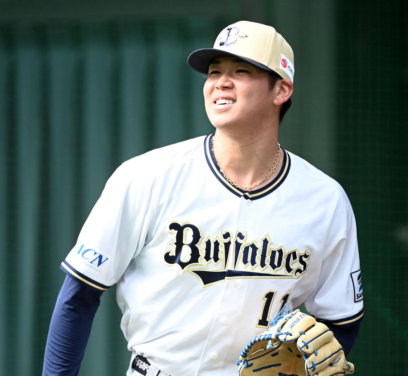 ブルペンで笑顔を見せるオリックス山下（撮影・前岡正明）