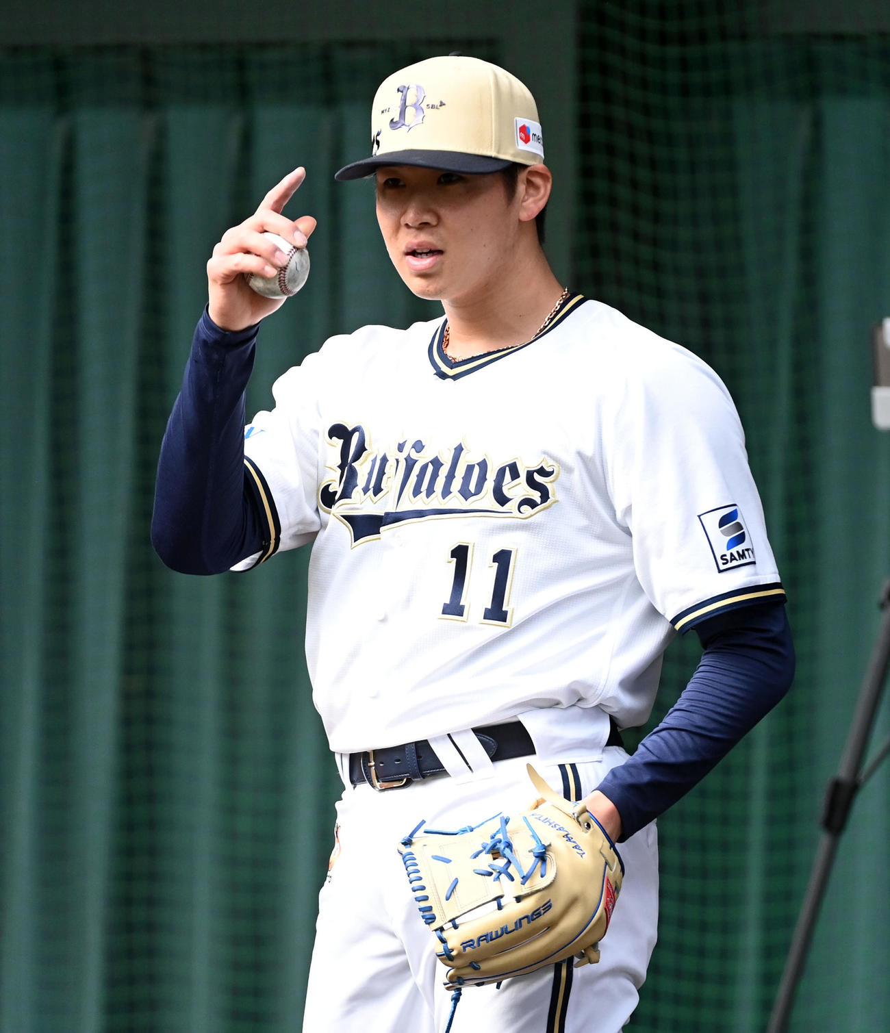 ブルペンで投球練習を行うオリックス山下（撮影・前岡正明）