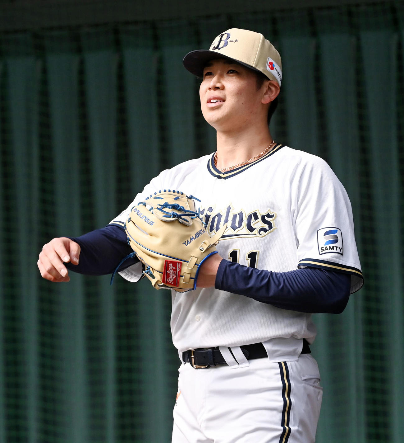 ブルペンで笑顔を見せるオリックス山下（撮影・前岡正明）