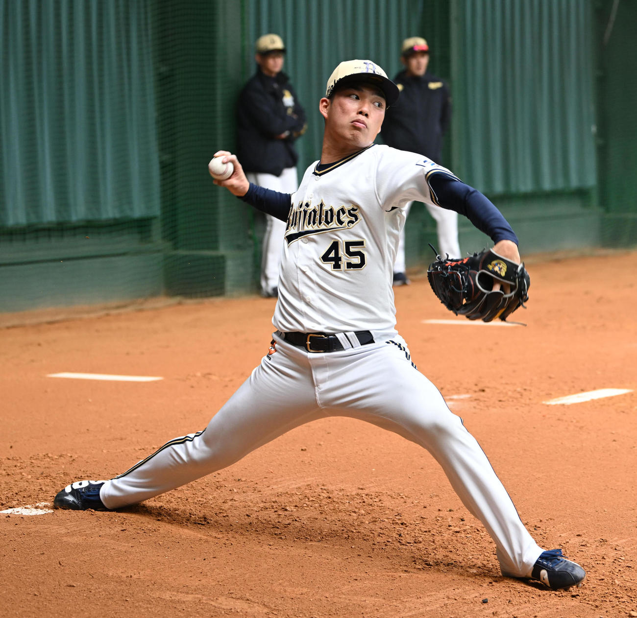ブルペンで投球練習を行うオリックス東山（撮影・前岡正明）