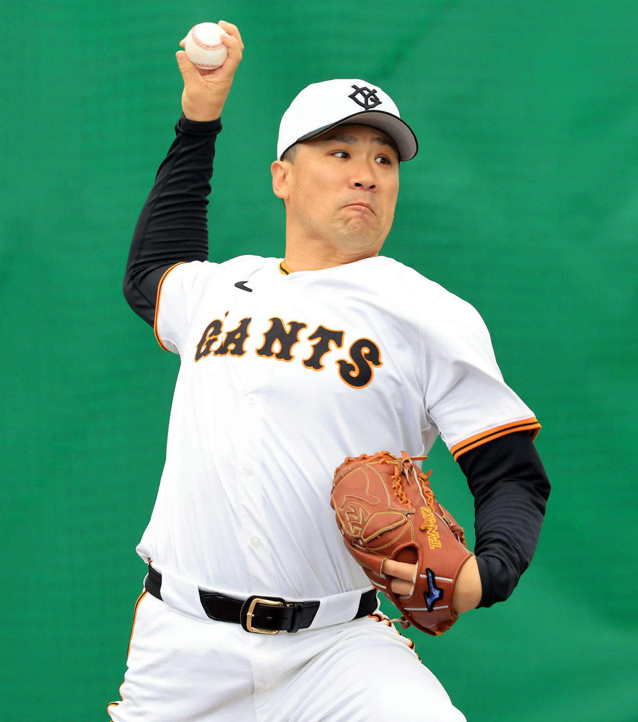 キャンプ3日目、ブルペンで投げ込む巨人田中将（撮影・浅見桂子）