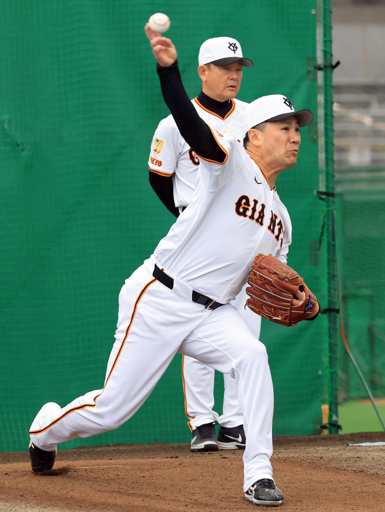 キャンプ3日目、久保巡回投手コーチが見つめる中、ブルペンで投げ込む巨人田中将（撮影・浅見桂子）