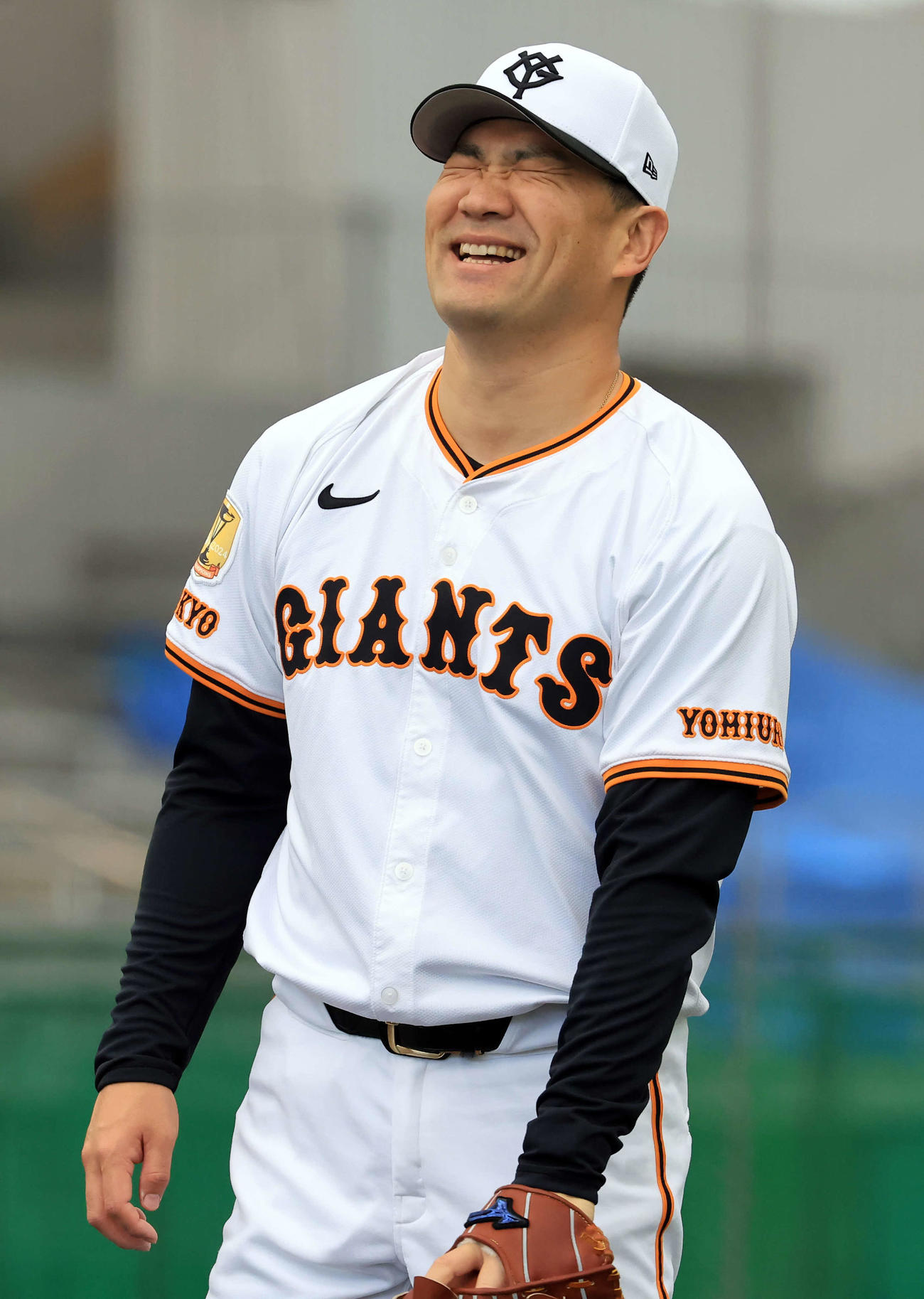 キャンプ3日目、ブルペンで投げ込みながら苦笑する巨人田中将（撮影・浅見桂子）