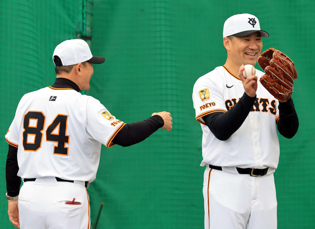 キャンプ3日目、ブルペンで巨人久保巡回投手コーチと笑い合う田中将（撮影・浅見桂子）