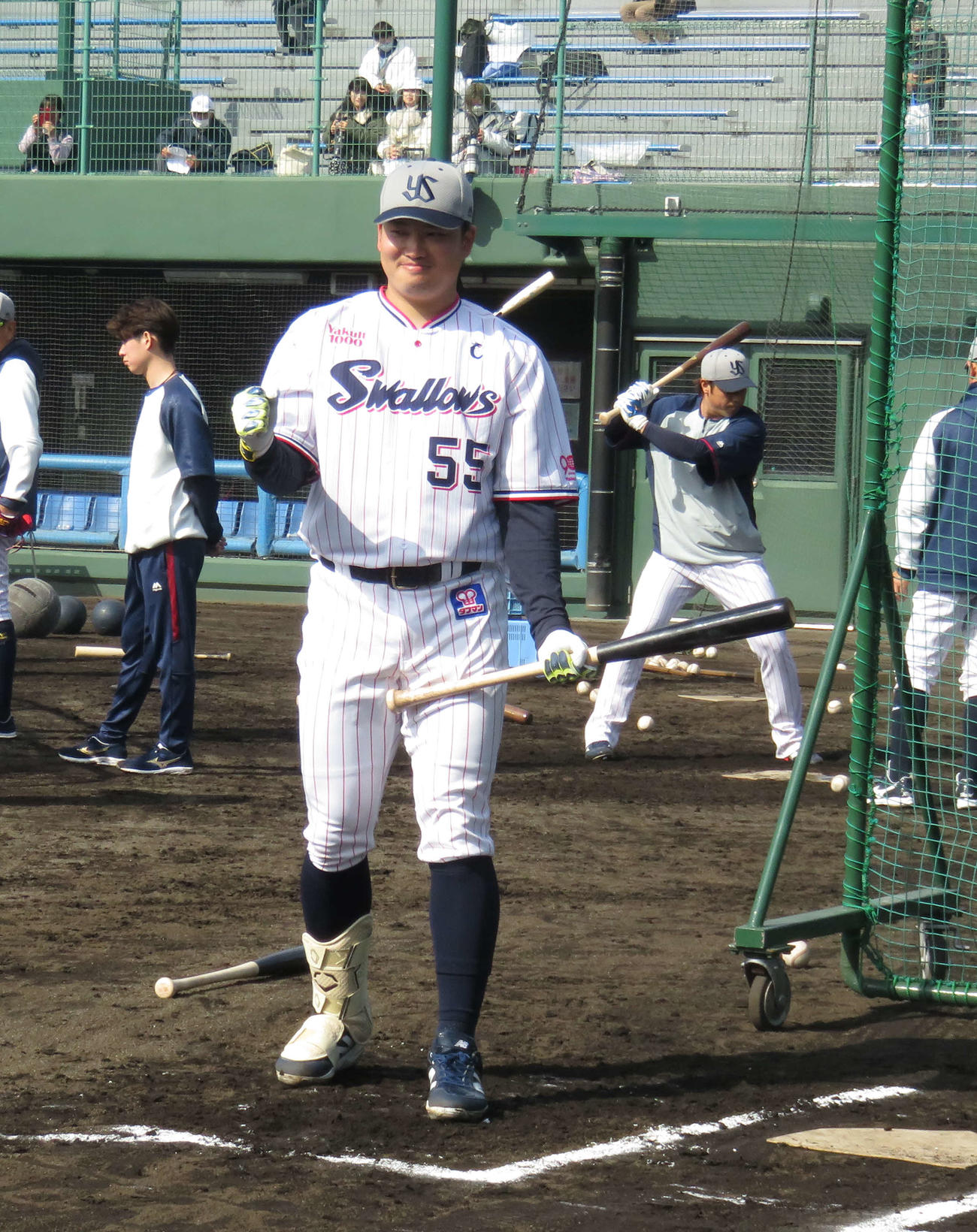 バント練習でガッツポーズをするヤクルト村上