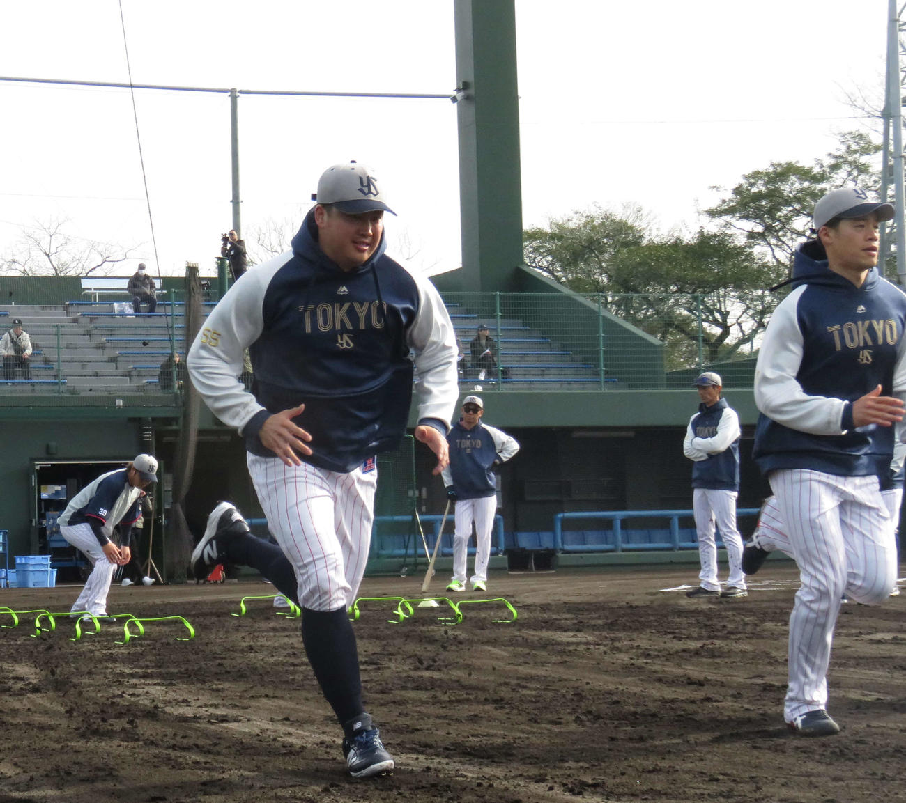 ウオーミングアップでダッシュをするヤクルト村上（左）と塩見