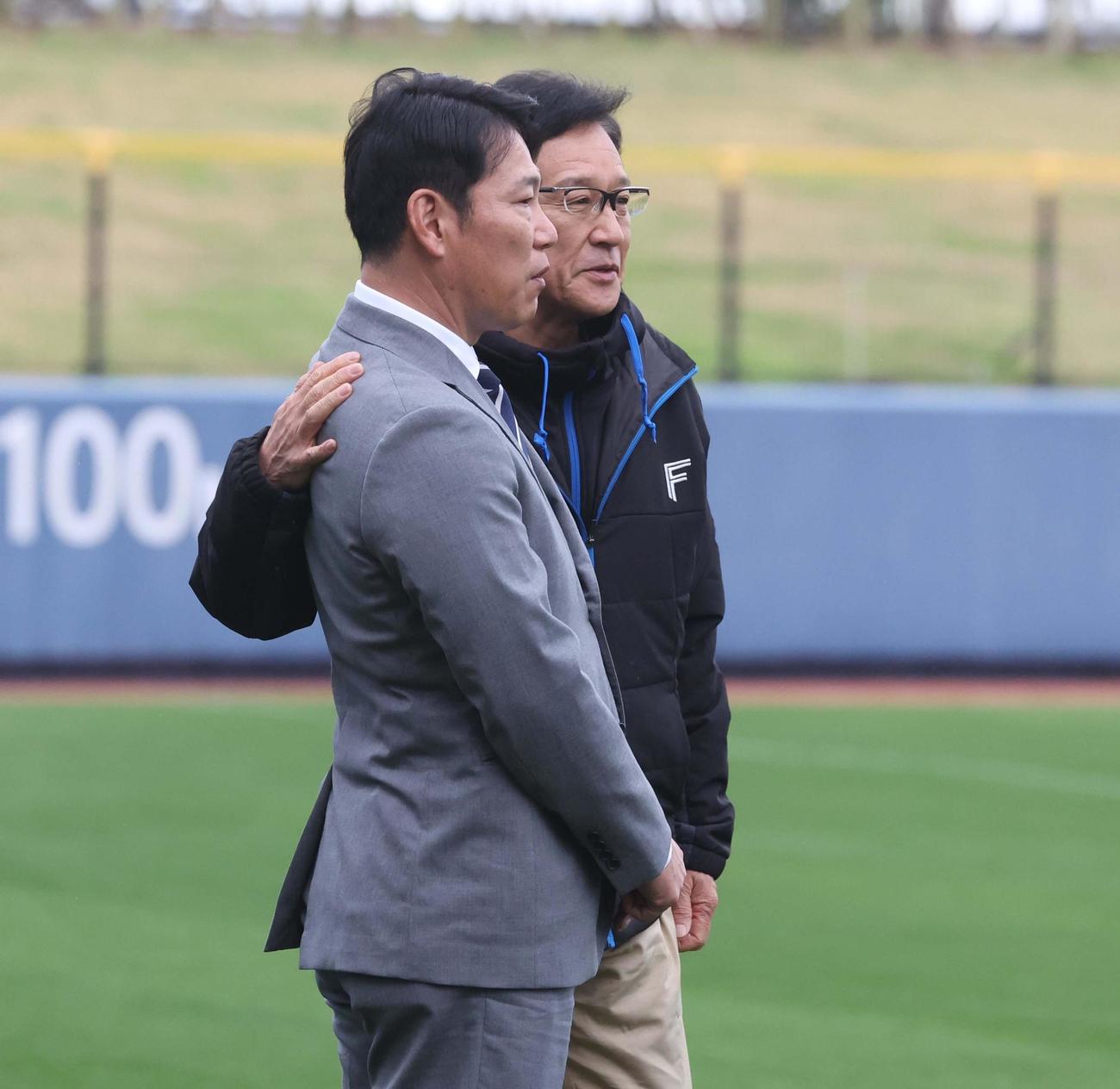 視察に訪れた侍ジャパン井端監督（左）と話す日本ハム栗山CBO（撮影・黒川智章）