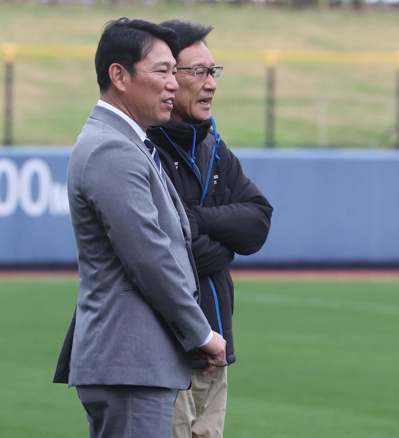 視察に訪れた侍ジャパン井端監督（左）と話す日本ハム栗山CBO（撮影・黒川智章）
