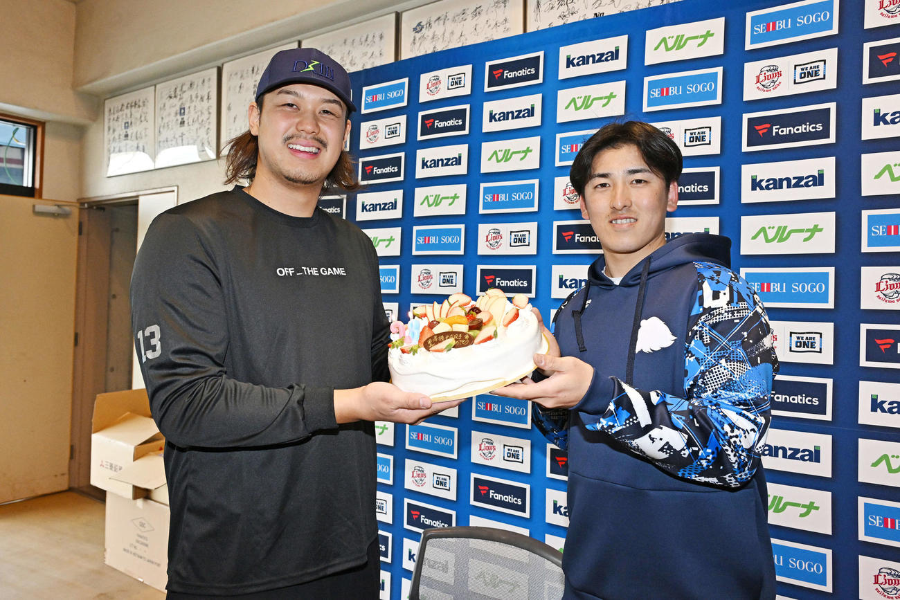 西武高橋（左）はバースデーケーキを贈呈した隅田と記念撮影する（撮影・滝沢徹郎）