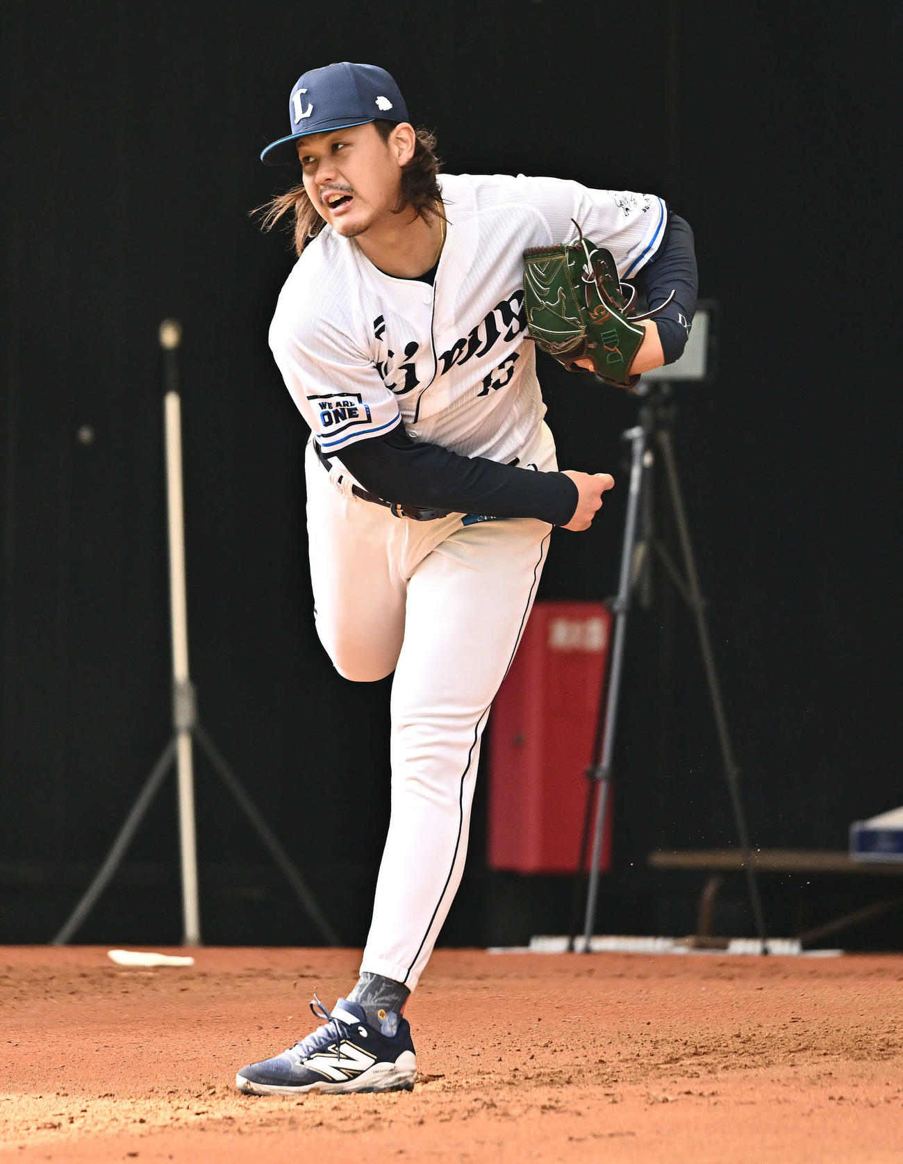 ブルペンで投球練習する西武高橋（撮影・滝沢徹郎）