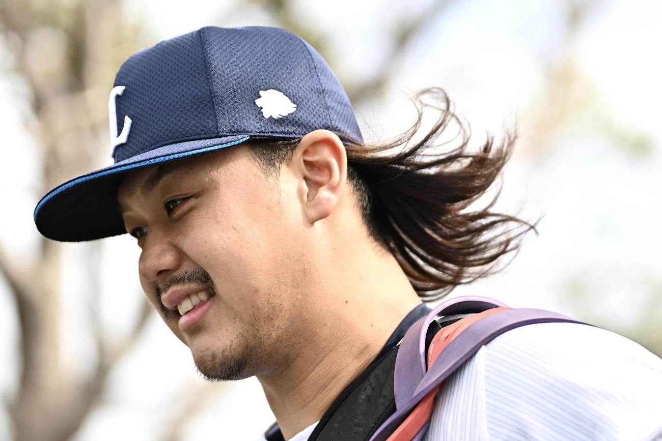 髪をなびかせ移動する西武高橋（撮影・滝沢徹郎）