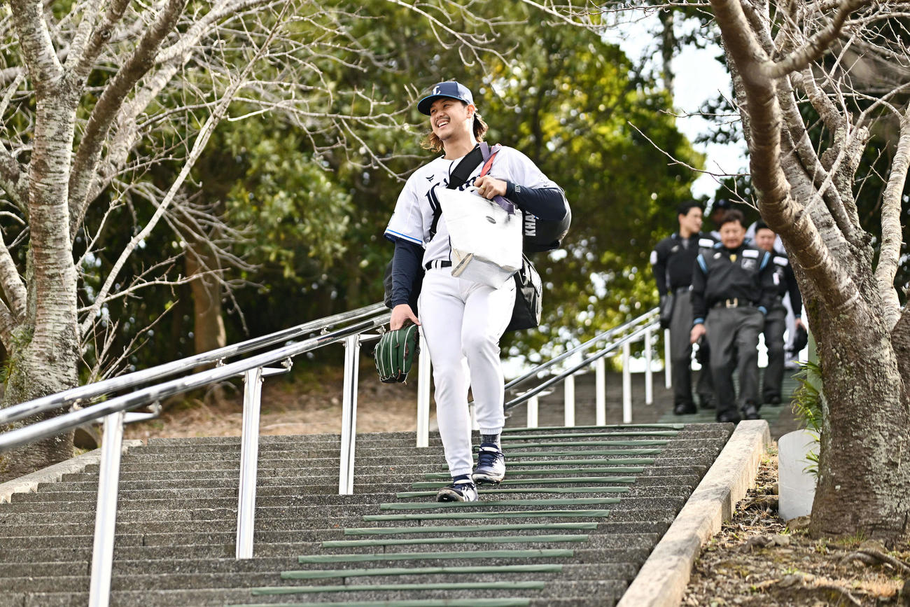 階段を降りブルペンへ移動する西武高橋（撮影・滝沢徹郎）