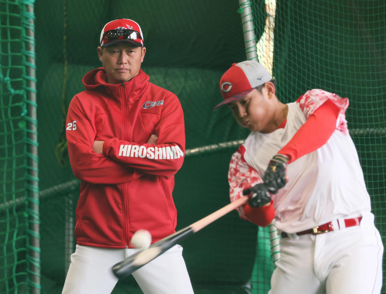 室内練習場で広島ドラフト4位の渡辺に打撃指導する新井監督（左）（撮影・加藤孝規）