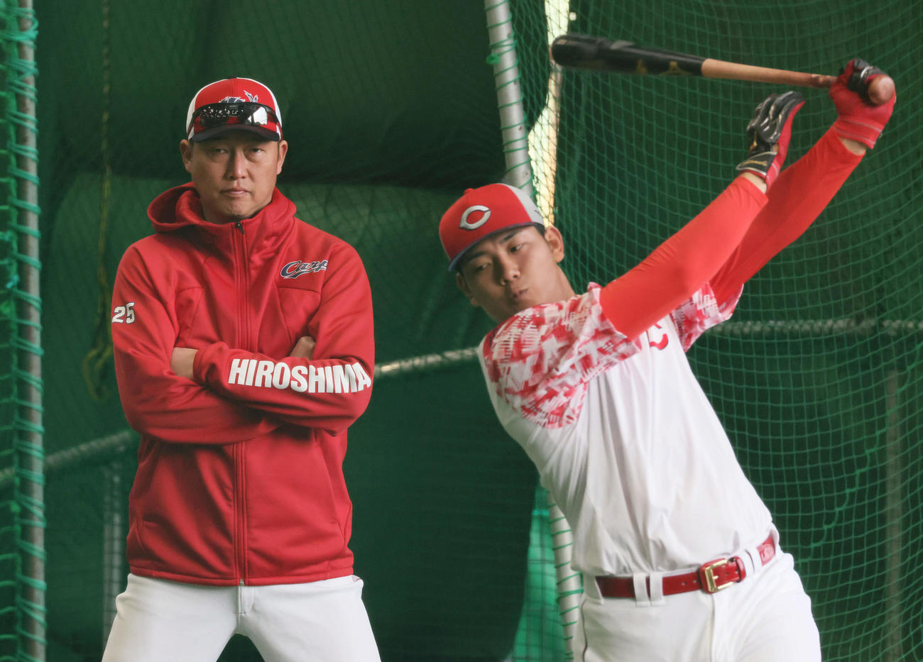 室内練習場で広島ドラフト4位の渡辺に打撃指導する新井監督（左）（撮影・加藤孝規）