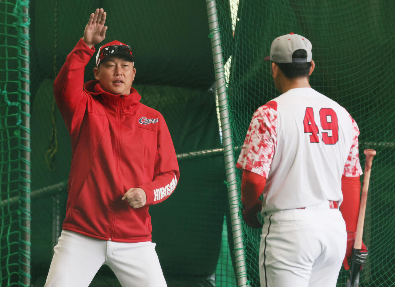 室内練習場で広島ドラフト4位の渡辺に打撃指導する新井監督（左）（撮影・加藤孝規）