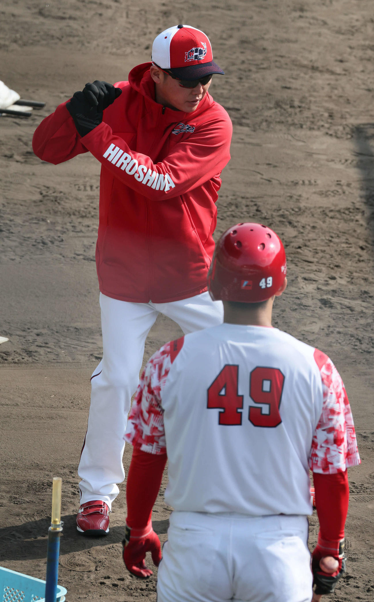 午後も広島ドラフト4位の渡辺に打撃指導する新井監督（左）（撮影・加藤孝規）