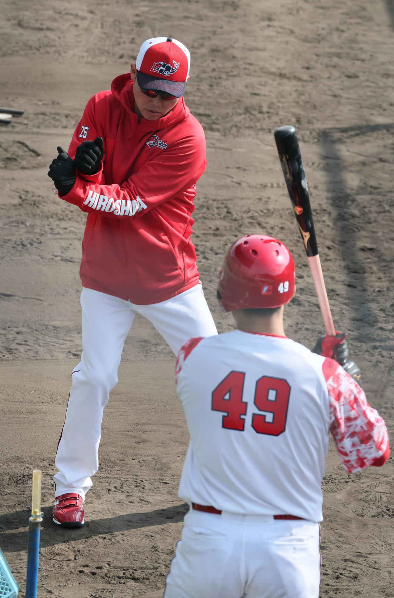 午後も広島ドラフト4位の渡辺に打撃指導する新井監督（左）（撮影・加藤孝規）